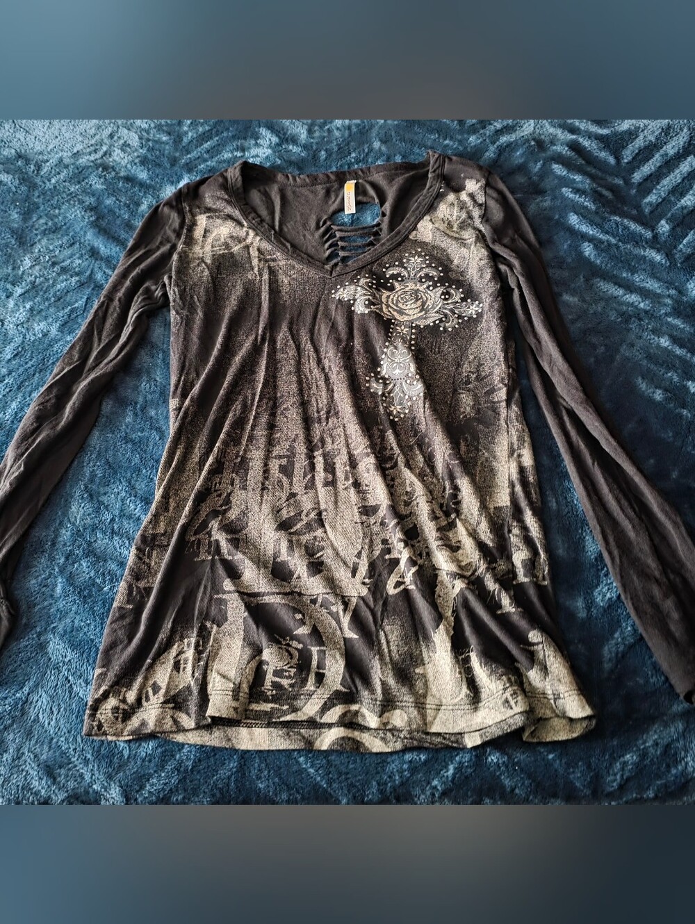 Ocasion Long Sleeve Graphic Tee in Black and Gray
